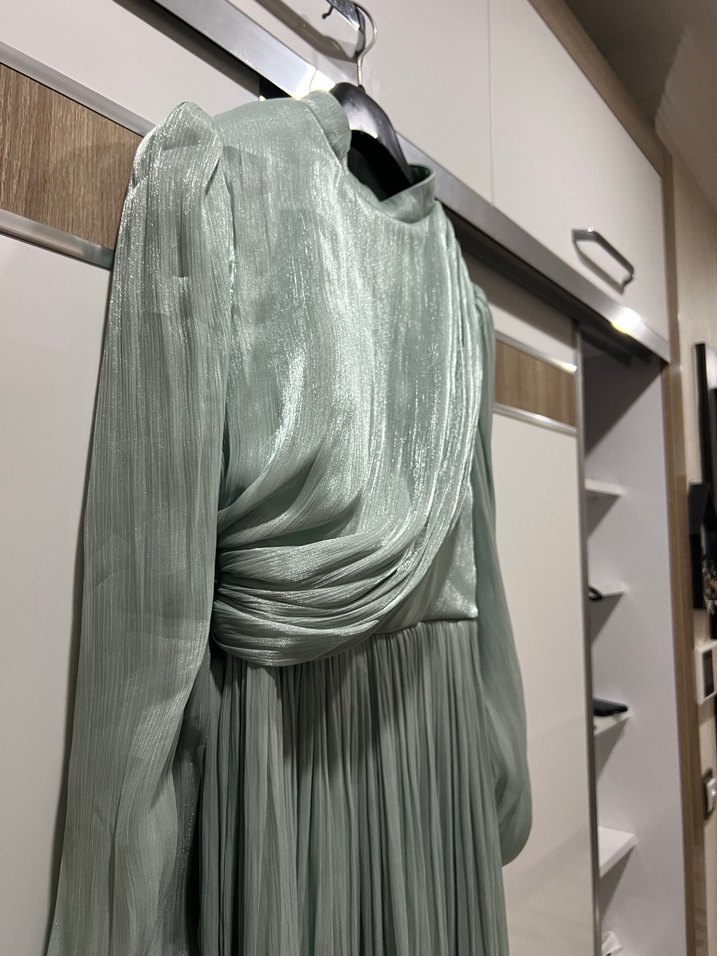 Drapeli Yüksek Yakalı Uzun Kadın Elbise - Görsel 2