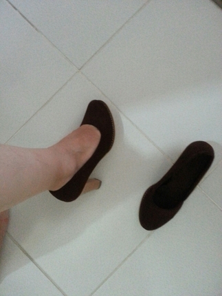 Kahverengi topuklu ayakkabi
