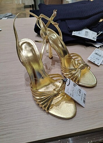 MANGO ETİKETLİ YENİ SEZON GOLD SANDALET 