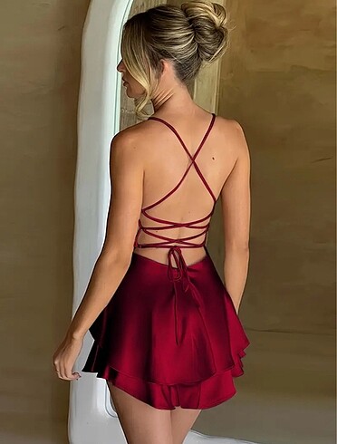 Kırmızı sırt dekolteli elbiseli - Görsel 5