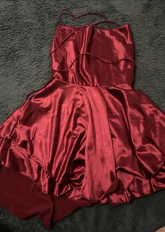 Kırmızı sırt dekolteli elbiseli - Görsel 3