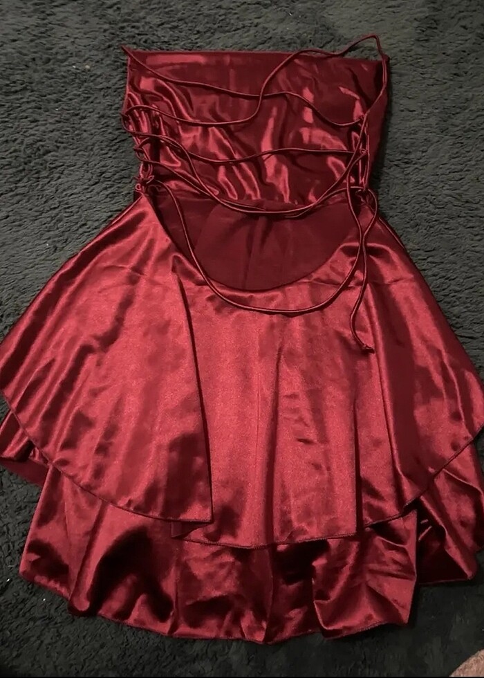 Kırmızı sırt dekolteli elbiseli - Görsel 4