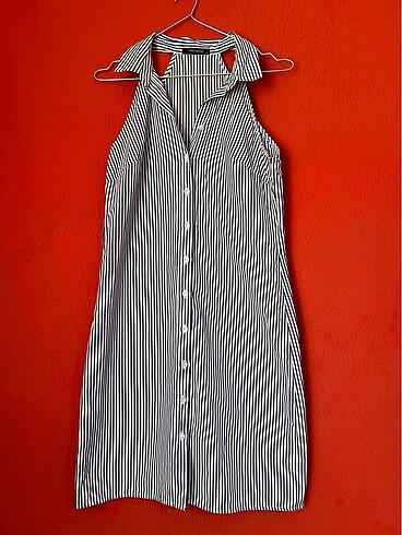Çizgili halter yaka, kuşaklı elbise
