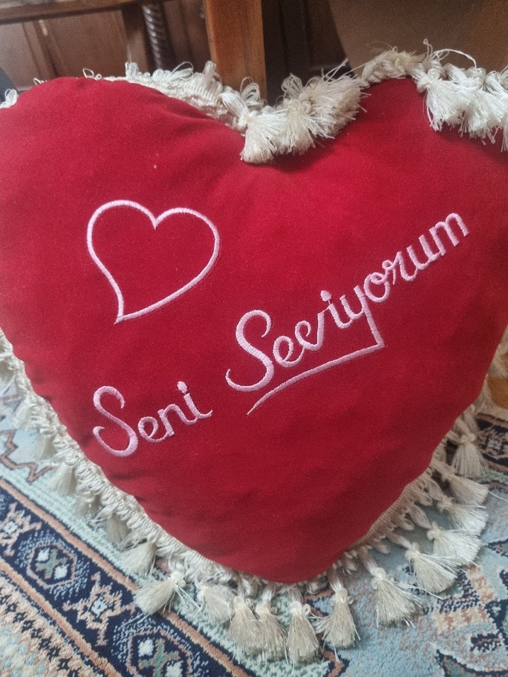 Bordo Nakışlı Kalp Şeklinde Yastık - Görsel 2