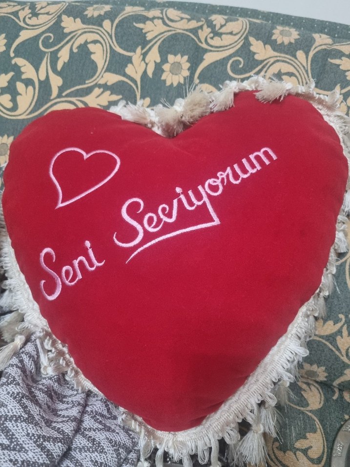 Bordo Nakışlı Kalp Şeklinde Yastık - Görsel 3