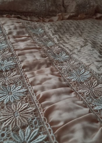 İşlemeli Bej Yatak Örtüsü - Görsel 3
