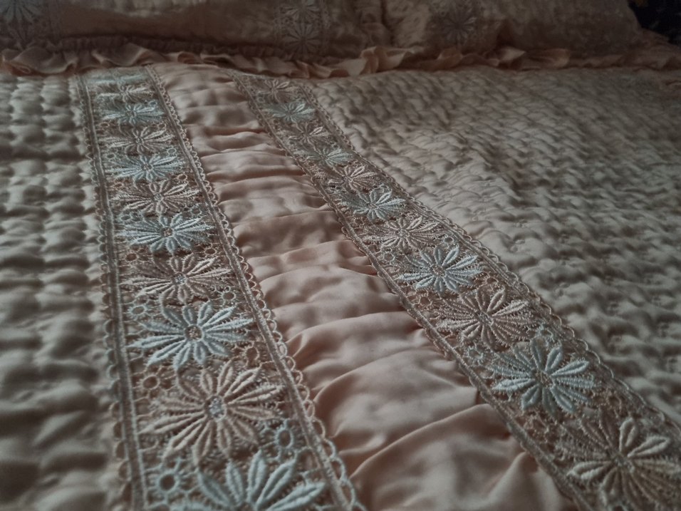 İşlemeli Bej Yatak Örtüsü - Görsel 3