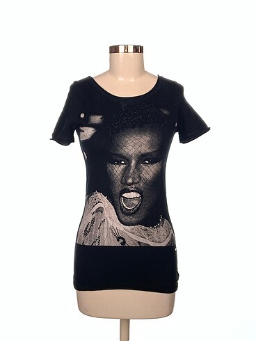 Zara T-shirt %70 İndirimli.