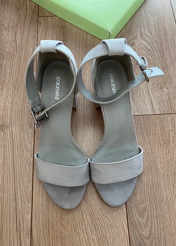 Kadın Taş Rengi Süet Topuklu Sandalet
