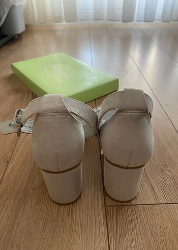 Diğer Kadın Taş Rengi Süet Topuklu Sandalet