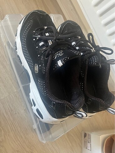 38 Beden siyah Renk Skechers ayakkabı