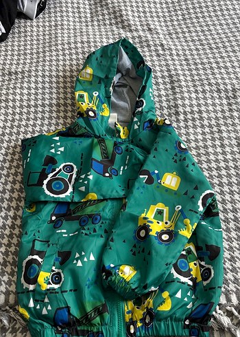 Renkli Baskılı Erkek Çocuk Kapüşonlu Yağmurluk - Görsel 2