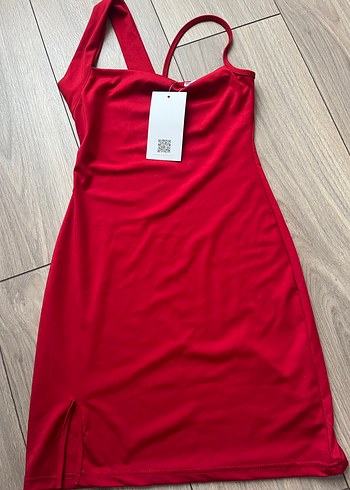 Yırtmaç detaylı kırmızı mini elbise ETİKETLİ - Görsel 2