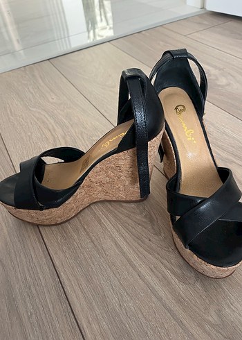 Siyah Tokalı Dolgu Topuklu Kadın Sandalet - Görsel 2