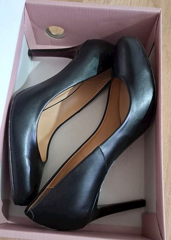 Tokalı Siyah Deri Stiletto