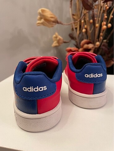 22 Beden kırmızı Renk Adidas