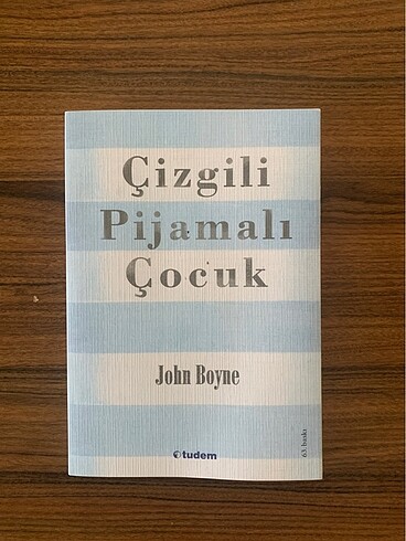 Çizgili pijamalı çocuk