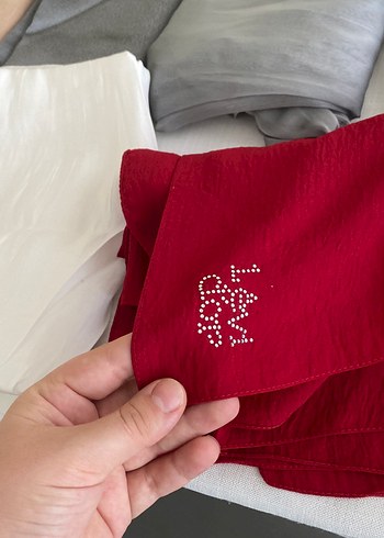 Kırmızı Parlak Kadın Şal - Görsel 2