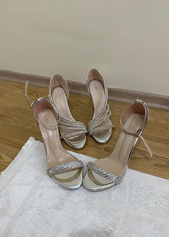 Beyaz Parlak Yılan Desenli İnce Topuklu Abiye Ayakkabı - Görsel 5