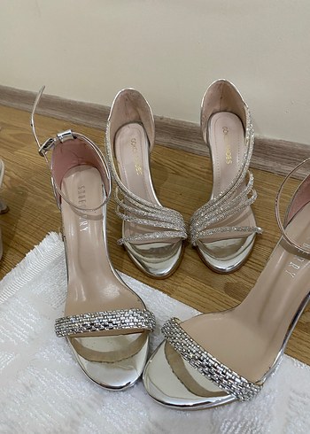 Beyaz Parlak Yılan Desenli İnce Topuklu Abiye Ayakkabı - Görsel 4