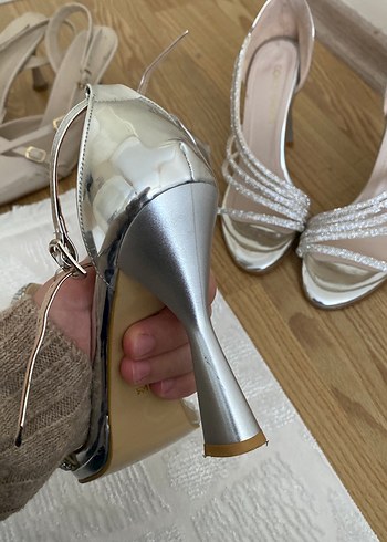 Bej Yılan Desenli Tokalı İnce Topuklu Ayakkabı - Görsel 3