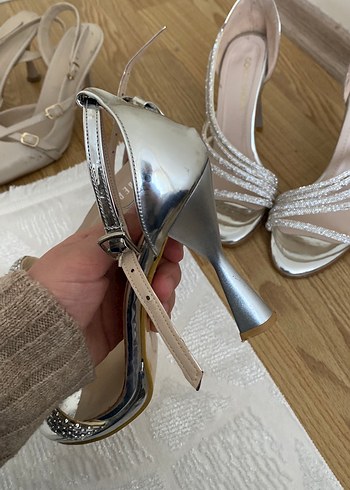 Bej Yılan Desenli Tokalı İnce Topuklu Ayakkabı - Görsel 4