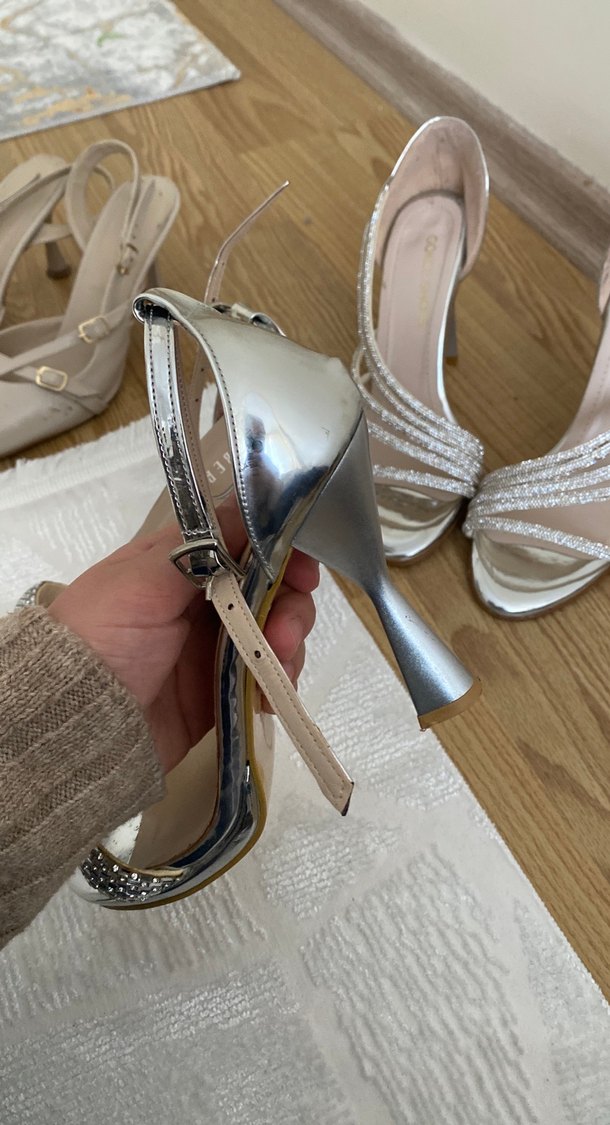 Bej Yılan Desenli Tokalı İnce Topuklu Ayakkabı - Görsel 4