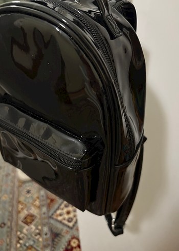 H&M Parlak Siyah Rugan Sırt Çantası