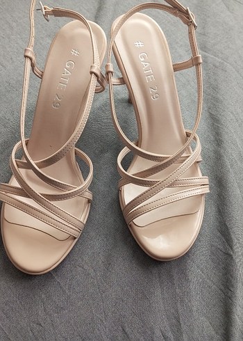 Zara Bej Minimalist Topuklu ayakkabı