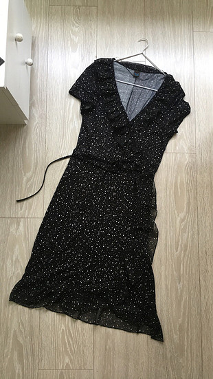 Siyah puanlı elbise