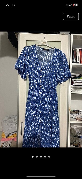 Mavi elbise kolları fırfırlı
