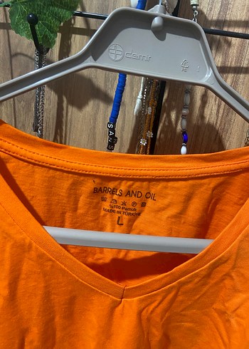 Turuncu V Yakalı Keten Kadın Tişört - Görsel 3