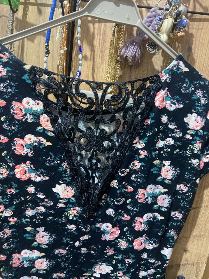 Çiçek Desenli V Yaka Midi Elbise - Görsel 3