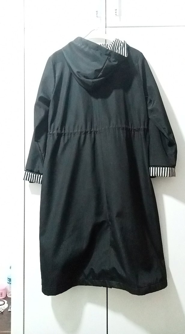 Siyah Kemerli Uzun Kadın Yağmurluk - Görsel 4