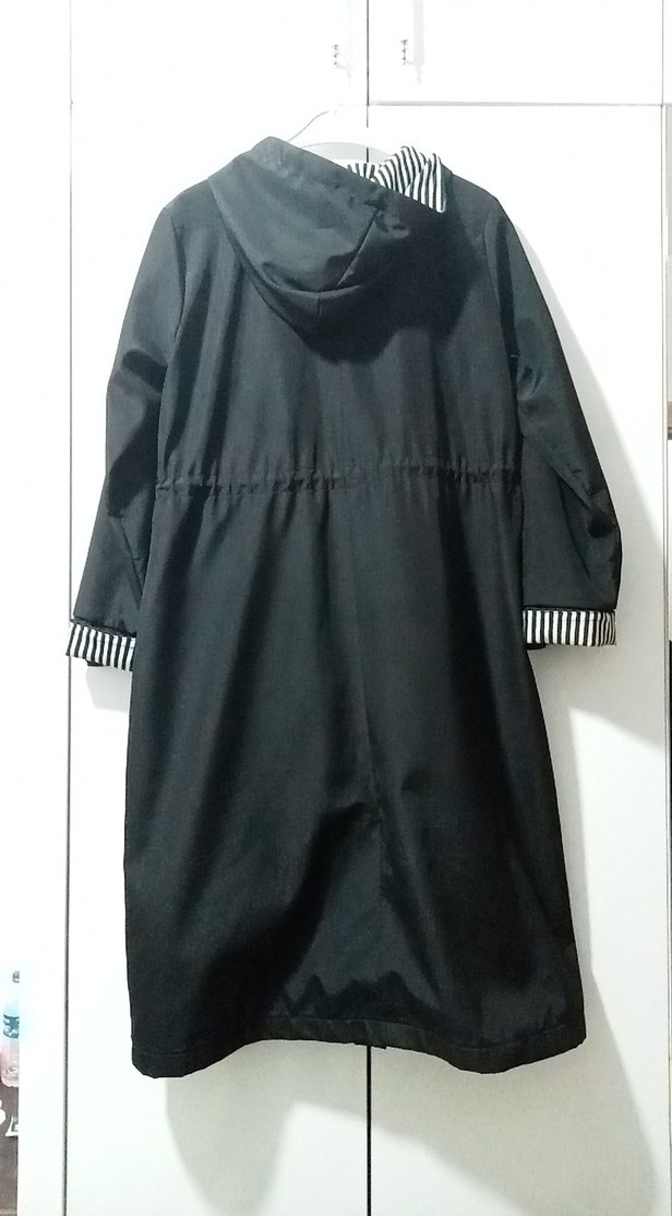 Siyah Kemerli Uzun Kadın Yağmurluk - Görsel 3