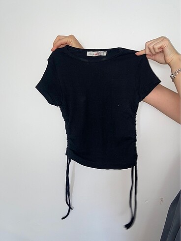 YANLARI İPLİ CROP