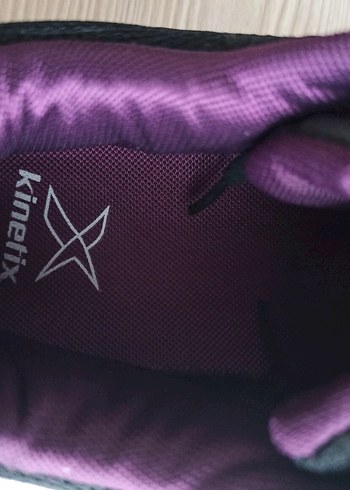 Mor Detaylı Siyah Kadın Spor Ayakkabı - Görsel 3