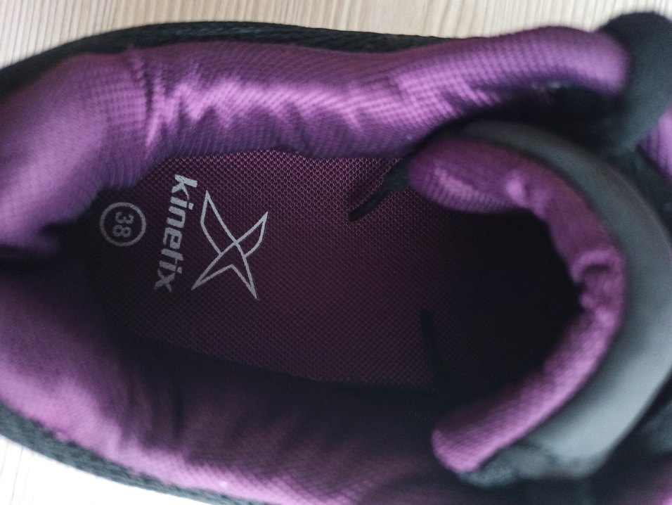 Mor Detaylı Siyah Kadın Spor Ayakkabı - Görsel 3