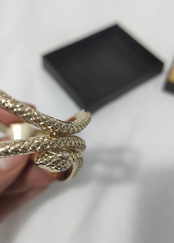 Klasik Şıklık Yılan Desenli Altın Bilezik - Görsel 6