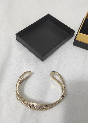 Klasik Şıklık Yılan Desenli Altın Bilezik - Görsel 3