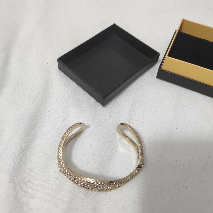 Klasik Şıklık Yılan Desenli Altın Bilezik - Görsel 3