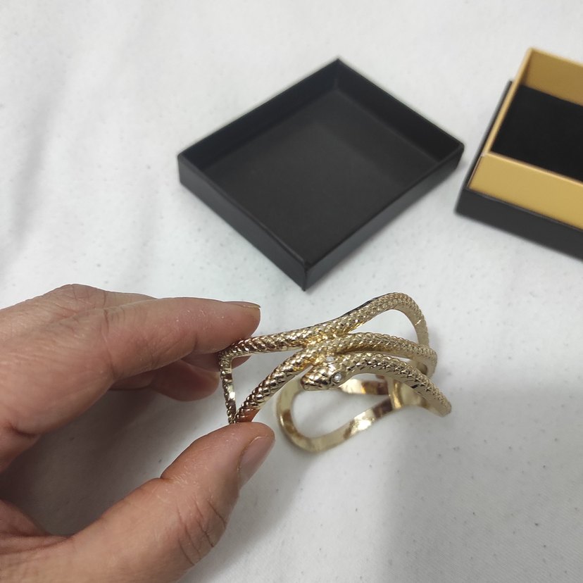 Klasik Şıklık Yılan Desenli Altın Bilezik - Görsel 4