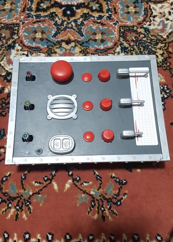 Kırmızı ve Gri Joystick ve Kontrol Paneli