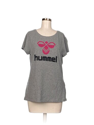 Hummel T-shirt %70 İndirimli.