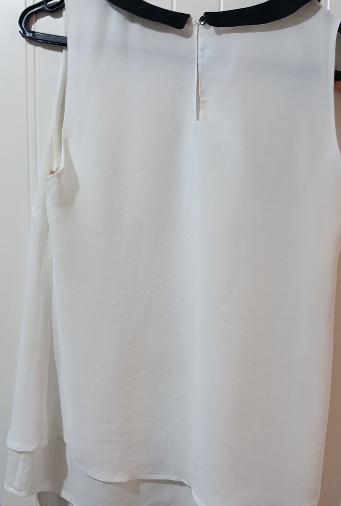 Siyah Yakalı Beyaz Kolsuz Bluz - Görsel 2