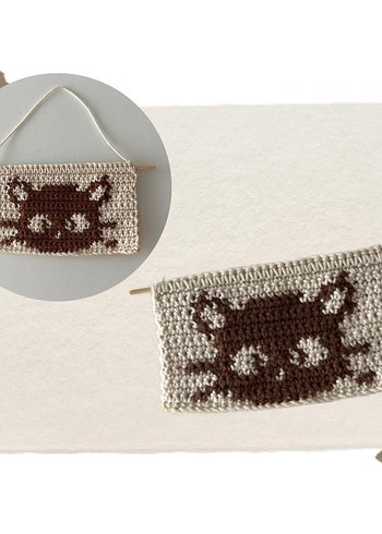 Kahverengi Kedi Desenli Örgü Duvar Süsü
