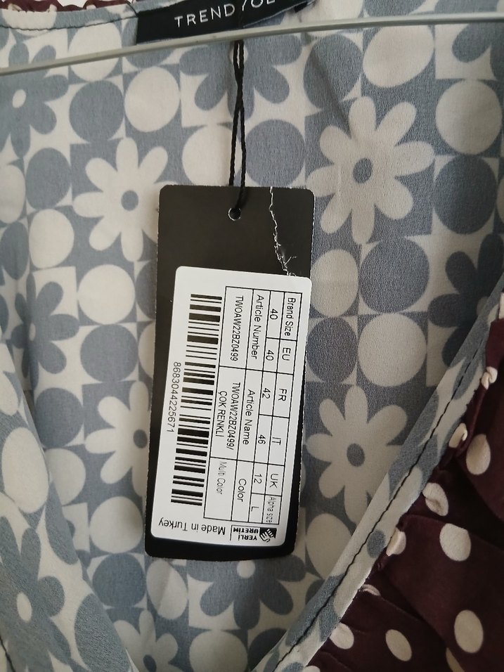 Puantiye Detaylı V Yaka Desenli Kadın Bluz - Görsel 4