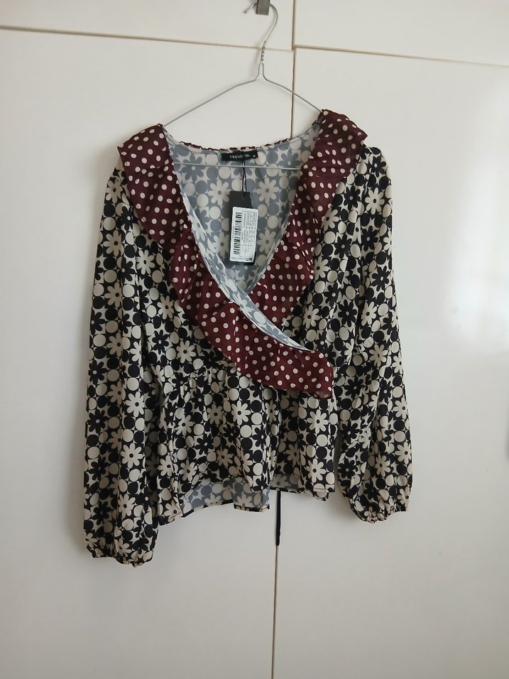 Puantiye Detaylı V Yaka Desenli Kadın Bluz - Görsel 3