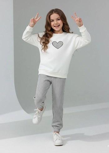 Kızlar için Beyaz Kalp Baskılı Sweatshirt ve Gri Eşofman - Görsel 2