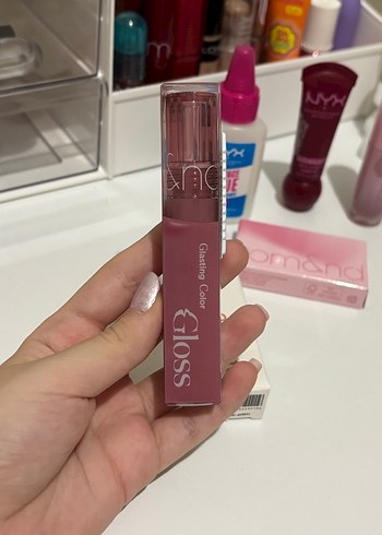Pastel Pembe Parlak Dudak Parlatıcısı (rom&and)